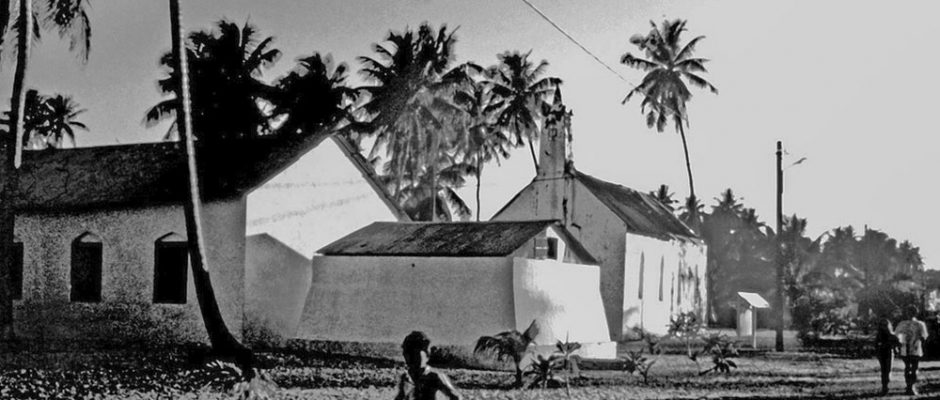 EEglise et citerne d'eau du village de Hakamaru à Tureia. Photo Philippe Reichert