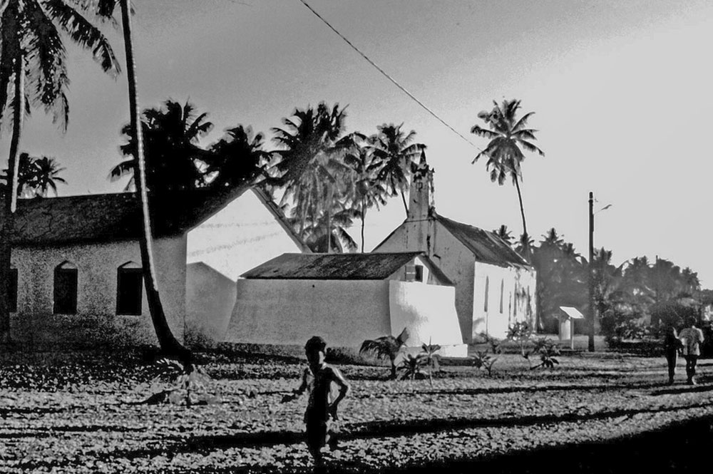 EEglise et citerne d'eau du village de Hakamaru à Tureia. Photo Philippe Reichert