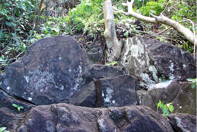 Fauteuil pour accoucher sur les hauteurs de Paea © Tahiti Heritage