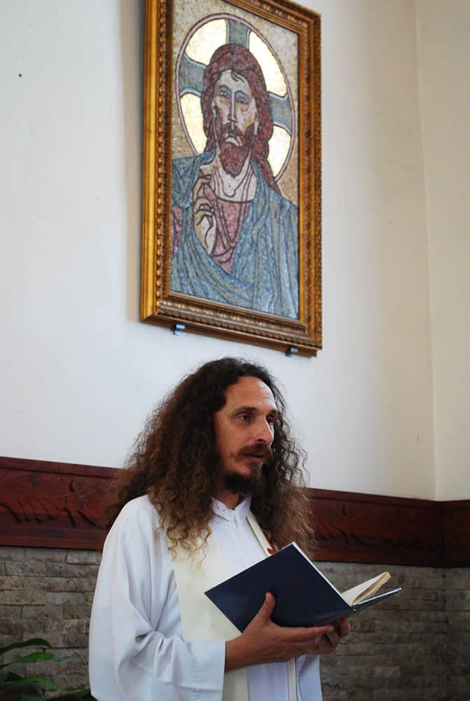 Père Christophe devant le Christ Pantocrator de la cathédrale de Papeete en octobre 2009