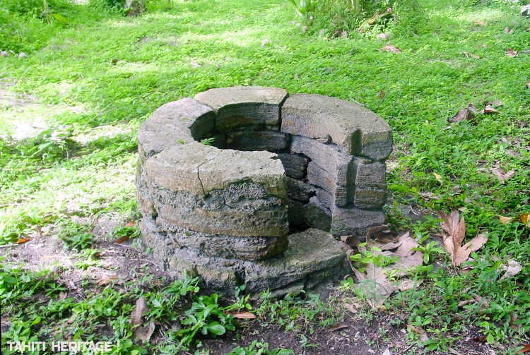 Puits de Puirau, à Aukena, Gambier 2004 © Tahiti Heritage