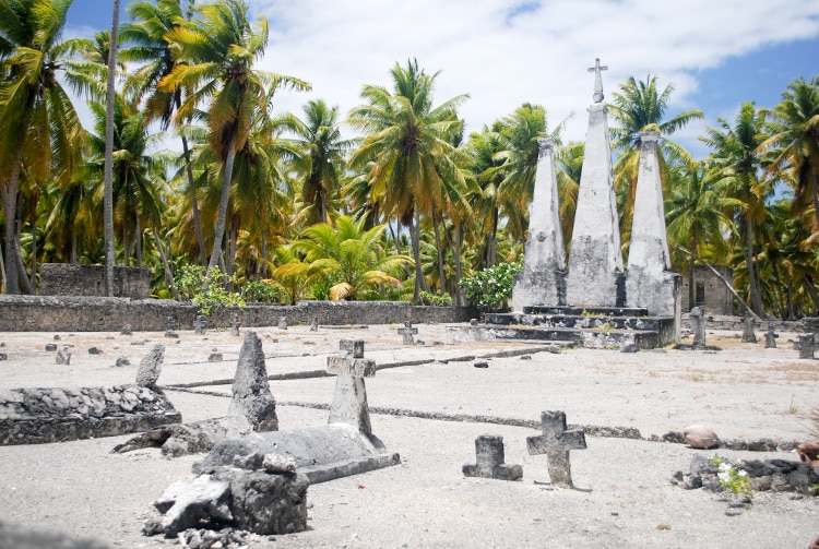Cimetière de l'ancien village de Fakahina © Tahiti Heritage