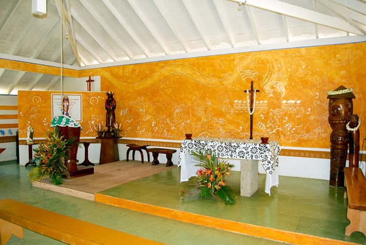 Interieur de l'église de Saint-Jean-Marie-Vianney, Hohoi. Photo Purutaa