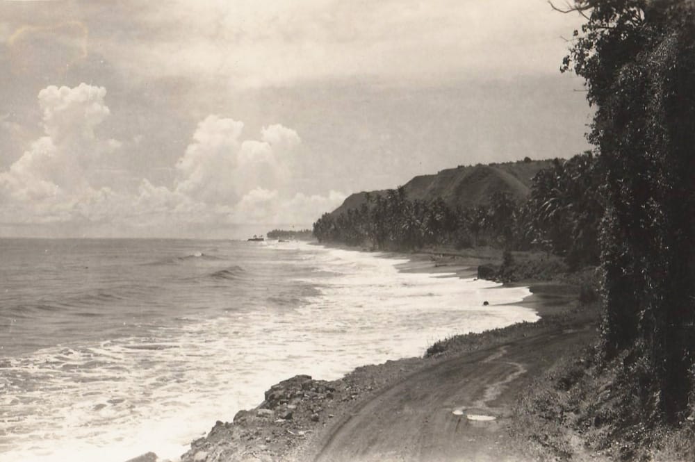 La plage de Papenoo vue de la pointe Tapahi à Mahina vers 1950