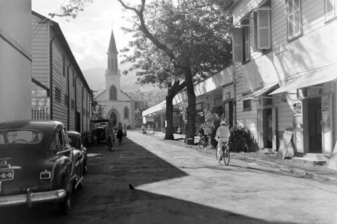 Rue Jeanne d'Arc à Papeete. Photo Whites Aviation