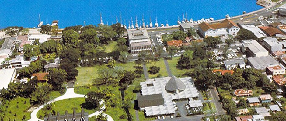 Vue d'avion de la place Tarahoi à Papeete en 1970