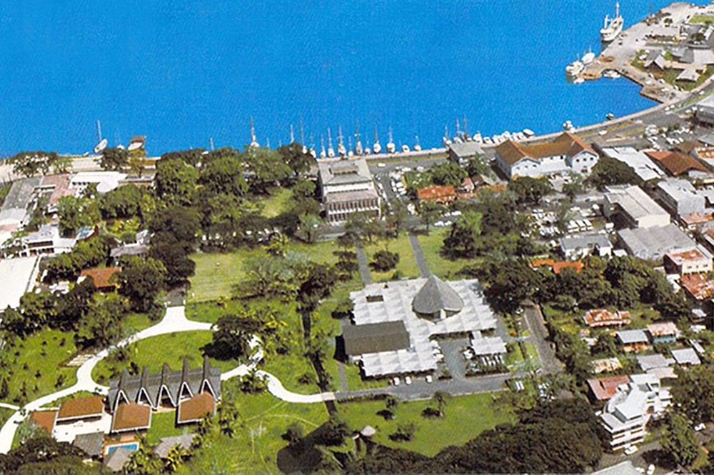 Vue d'avion de la place Tarahoi à Papeete en 1970