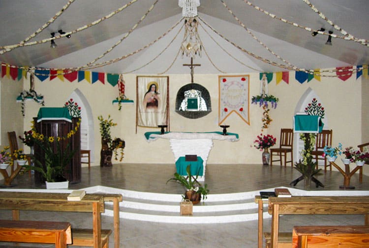 Intérieur de l'église Sainte Thérèse de l'enfant-Jésus de Raraka © Tahiti Heritage