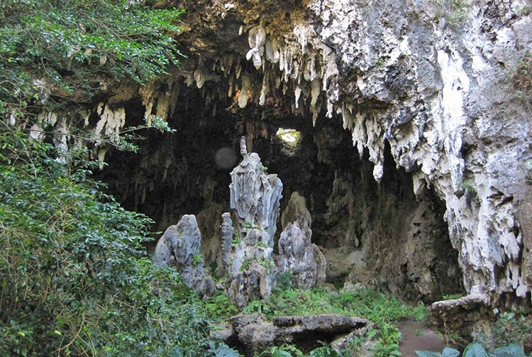 Grotte Ae'o de Rurutu, avec le trou au plafond