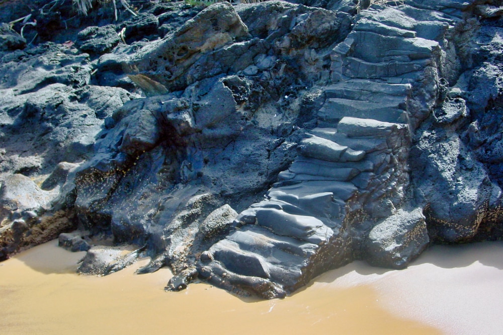 Escalier du diable de la plage Onemea à Taravai, Gambier. © Tahiti Heritage