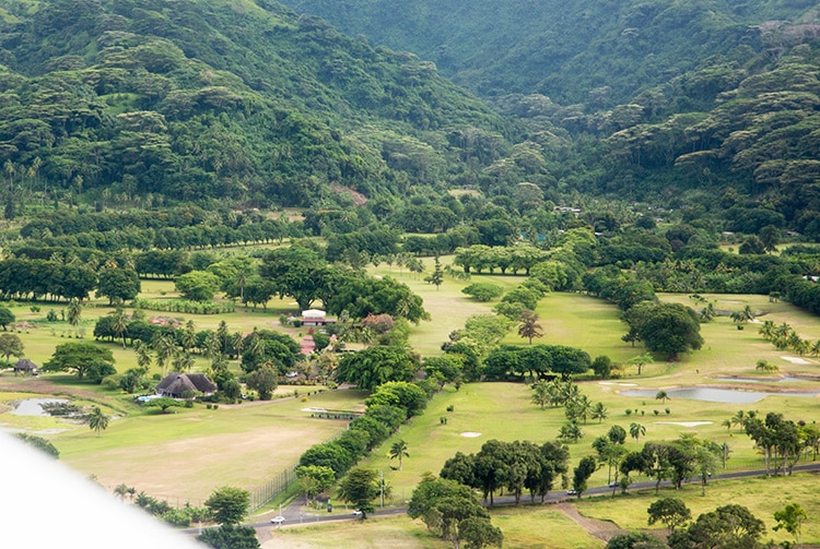 Le golf de Tahiti avec l'allée de mombins. Photo aérienne Tahiti Heritage 2014