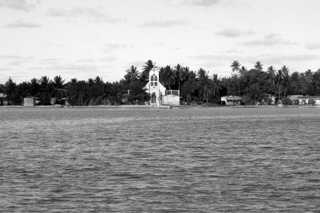 Le village de Kauehi en avant la construction de la digue. © Tahiti Heritage