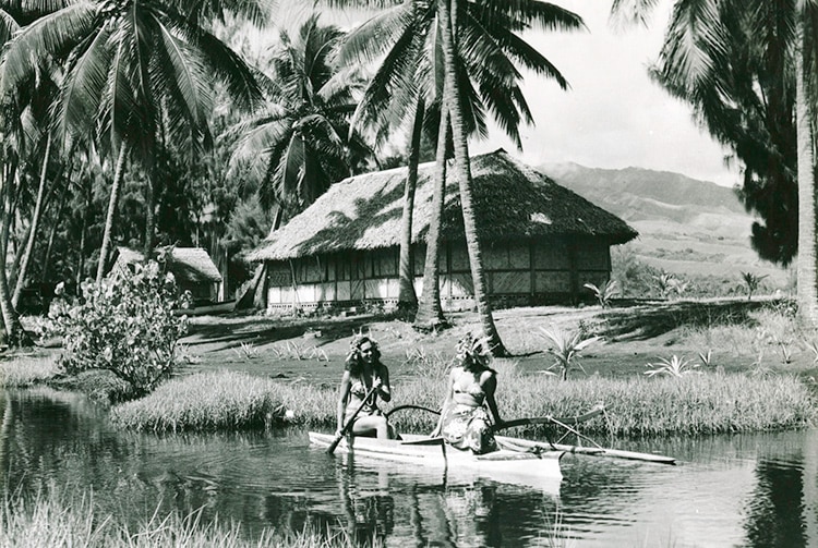 Vahine en pirogue Pointe Vénus