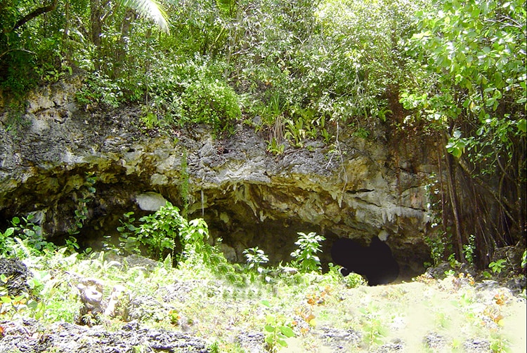 Entrée de la grotte de Hina à Moumu, Makatea © Tahiti Heritage