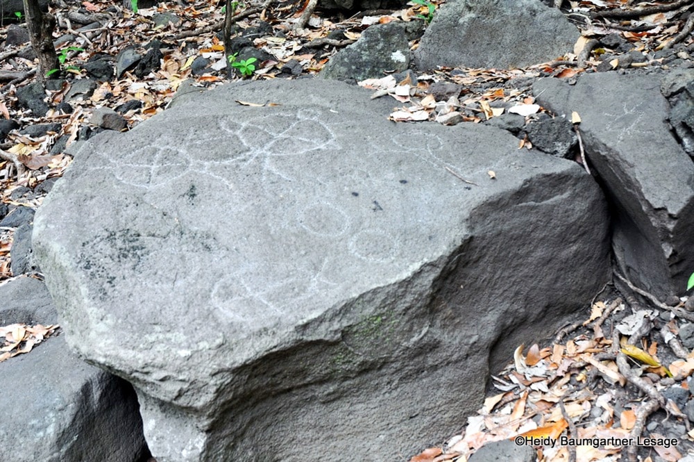 Pétroglyphes à Maupiti. Photo Heidy Baumgartner Lesage