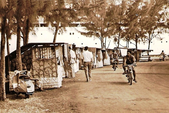 Boutiques ambulantes du Heiva 1963 à Papeete, Tahiti. Photo Carabasse