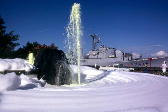 La fontaine du front de mer de Papeete sous la mousse, en 1970