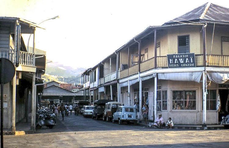 Rue du marché à Papeete en 1960