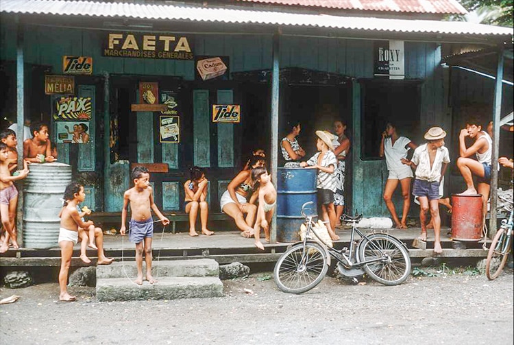 Magasin à Papeete en 1960, par Burn Glinn