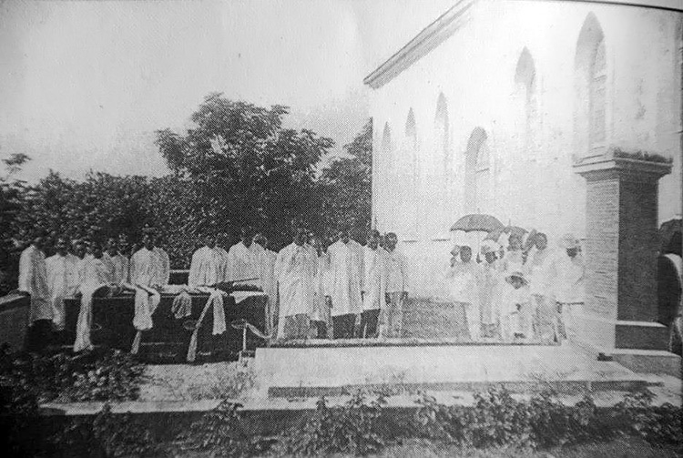 Enterrement de Dorence Atwater au temple de Papara. coll. Tahiti Heritage