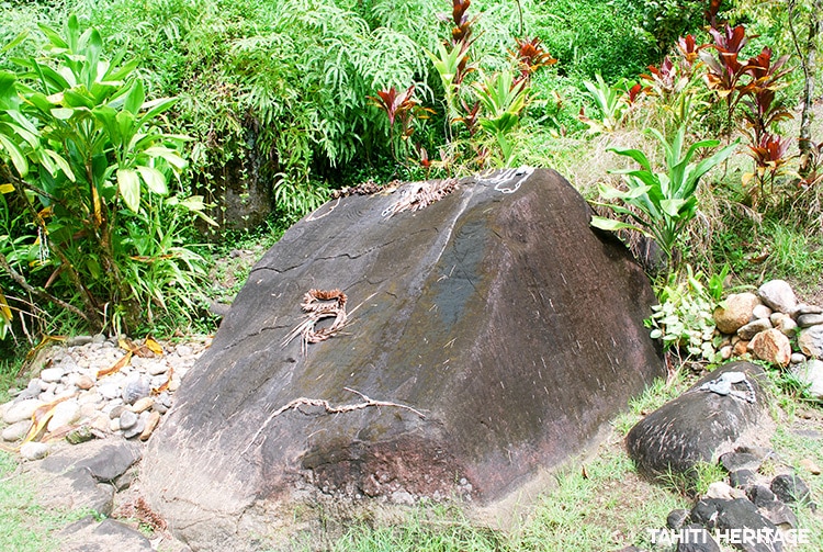 Météorite de Pere, Opurei a Pere. Farehape, vallée de la Papenoo © Tahiti Heritage