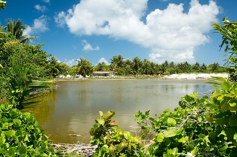 Le lac derrière la mairie d'Avatoru