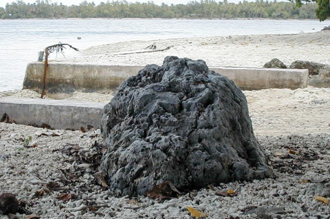 Pierre Hereaparoa, dîte des baleines, Tiputa, Rangiroa 1998 © Tahiti Heritage