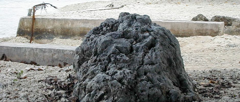Pierre Hereaparoa, dîte des baleines, Tiputa, Rangiroa 1998 © Tahiti Heritage