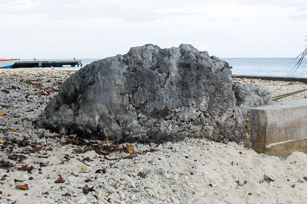 Pierre Hereaparoa, dîte des baleines, Tiputa, Rangiroa © Tahiti Heritage