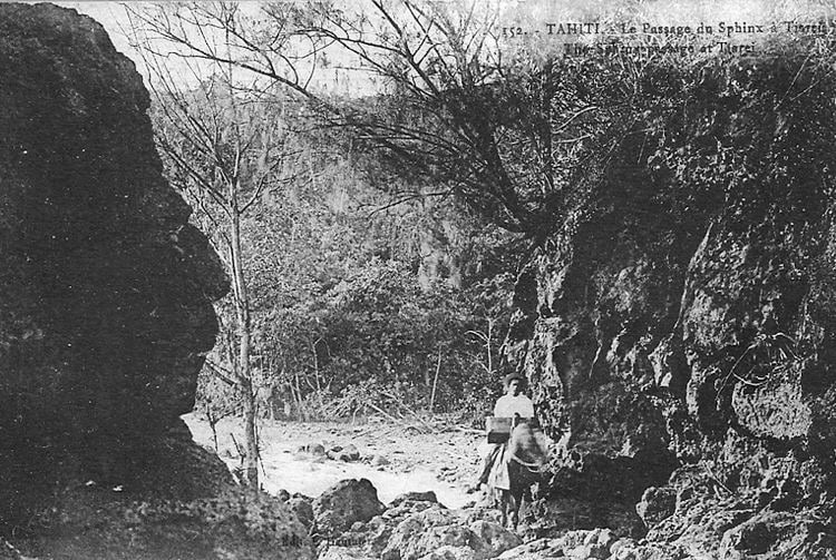 Le passage du sphinx à Tiarei, Tahiti 1909. Photo Lucien Gauthier