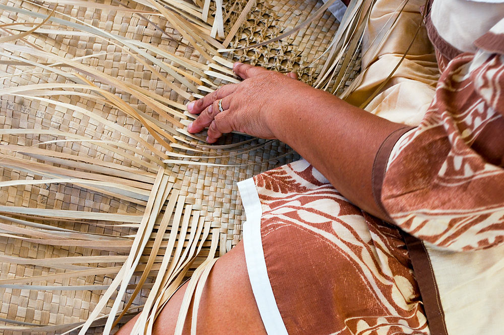 Tressage de peue (tapis) en pae'ore (feuilles de pandanus) © Olivier Babin / Tahiti Heritage