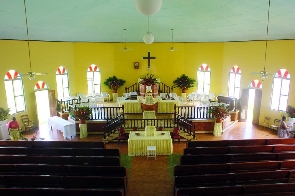 Intérieur du temple protestant d'Arue, Tahiti.