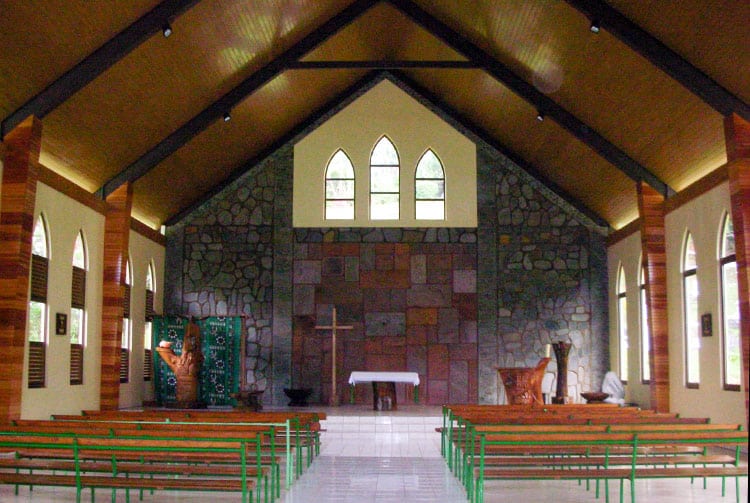 Intérieur de l'église des Sacrés-Cœurs de Hatiheu, Nuku-Hiva.