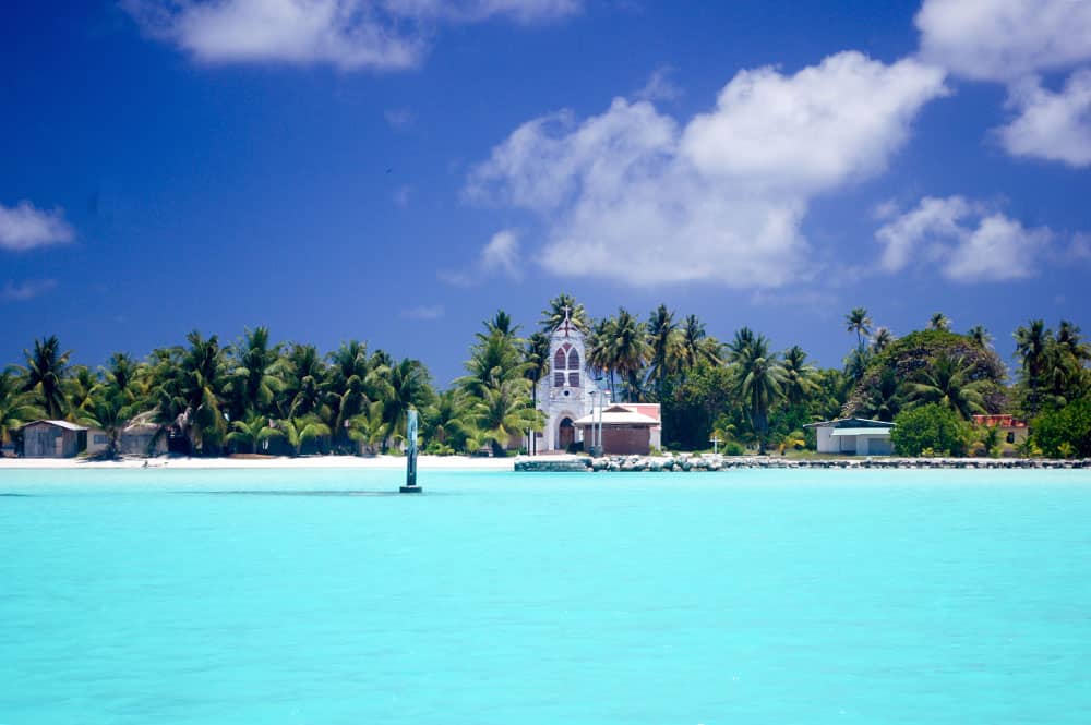 Village de Kauehi vu du lagon. © Tahiti Heritage