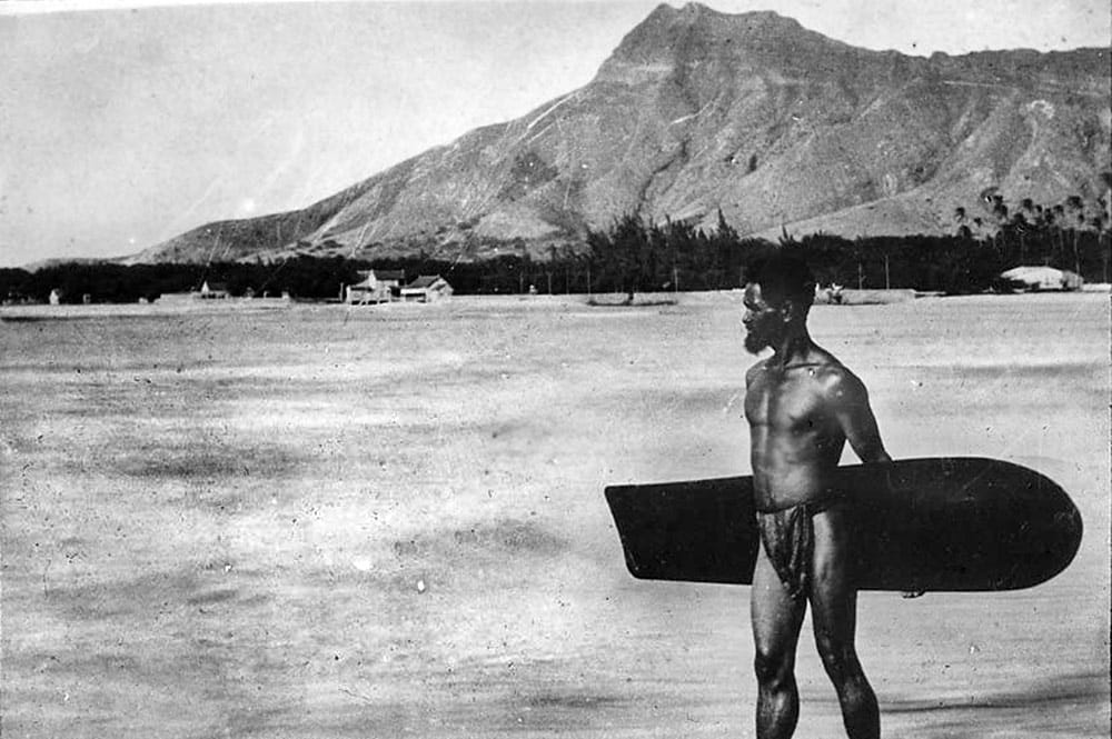 Surfeur tahitien en 1914 - Photo Bjarne-Kroepelien