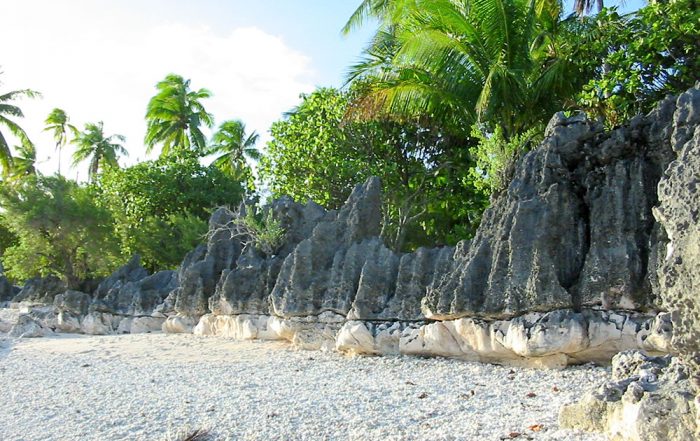 Plage aux feo, Falaise de Tikehau