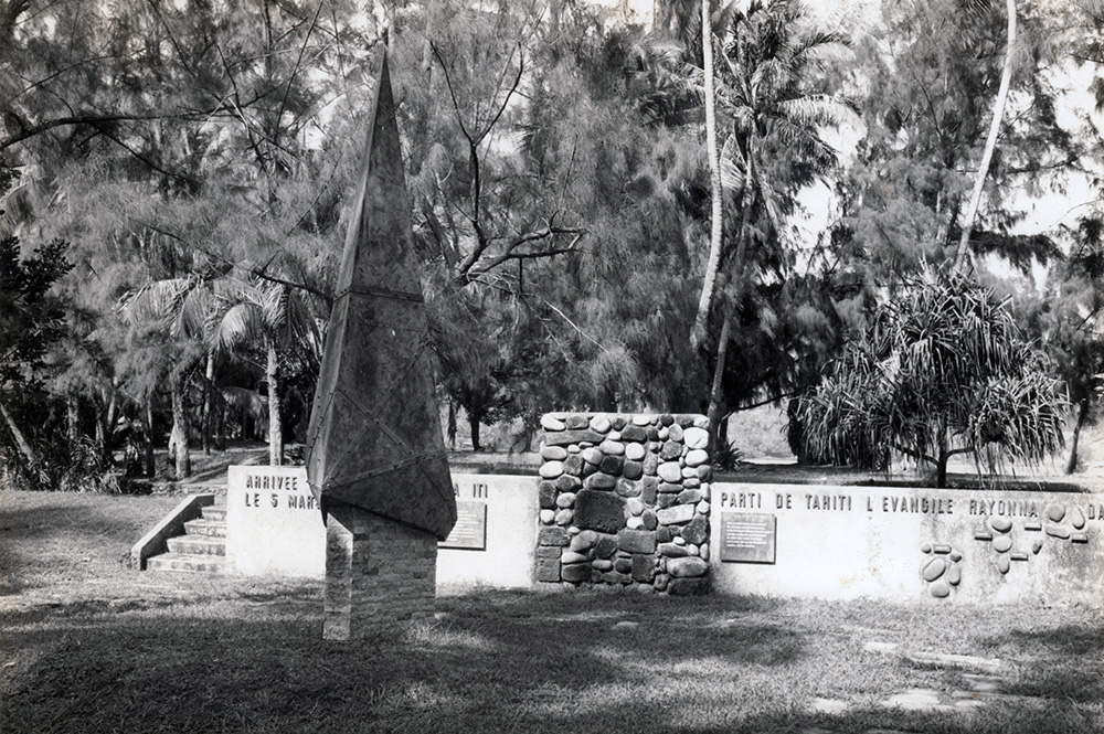 Le monument de l'arrivée de l'évangile, pointe vénus, en 1970. Photo Rodophe Weimann