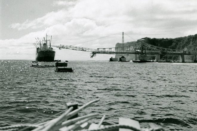 Chargement d'un phosphatier à Makatea. Photo Molet