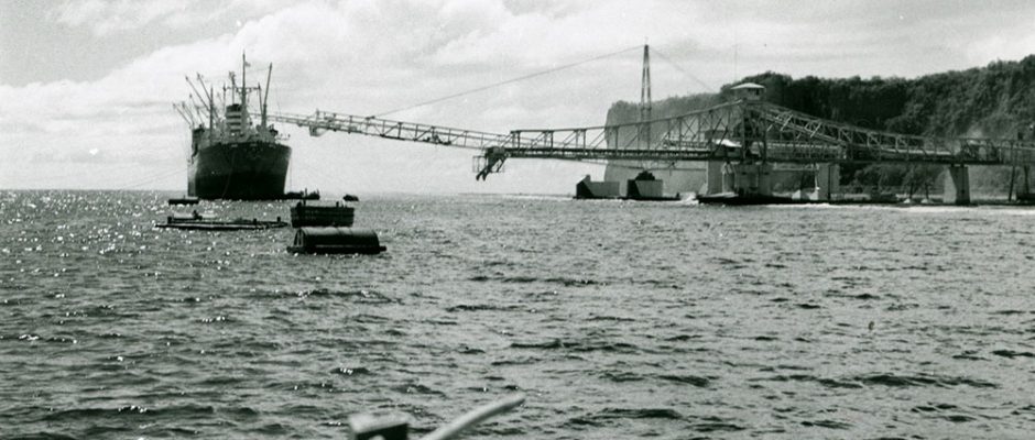 Chargement d'un phosphatier à Makatea. Photo Molet