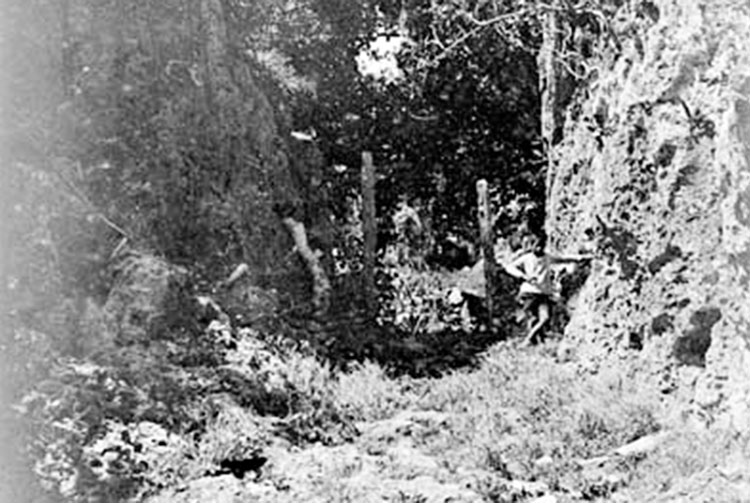 Descente de Moumu, Makatea. Photo National Archives Australia