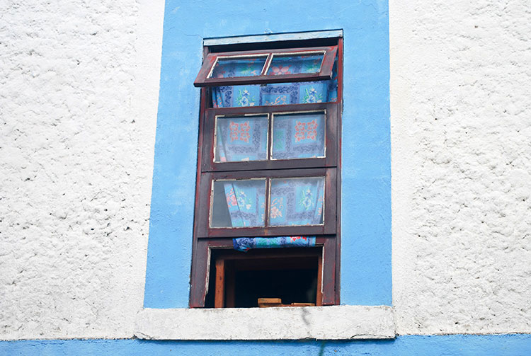Fenêtre de la maison des frères tisserands de Rikitea