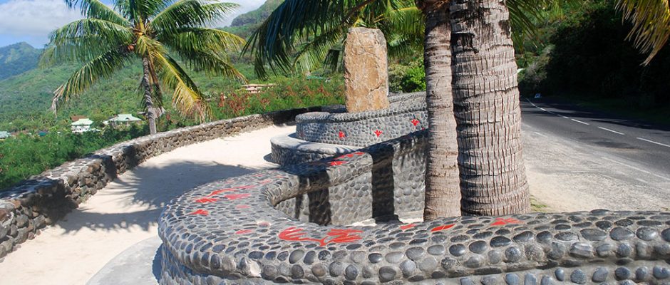 Stèle des victimes du crash de Moorea en 2007 © Tahiti heritage