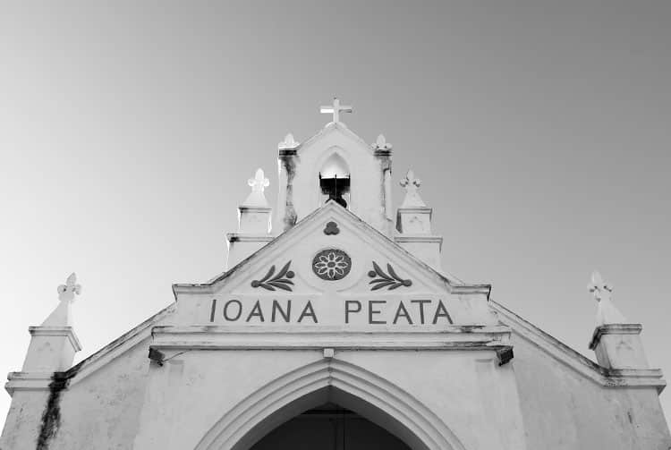 Fronton de l'église Jeanne d'Arc de Puka Puka © Tahiti Heritage