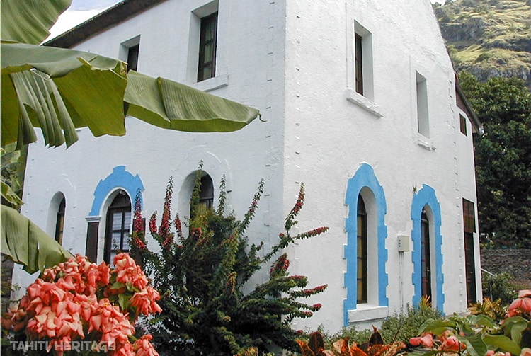 L'évêché de Rikitea (Gambier) en blenc et bleu en 2000. © Tahiti Heritage