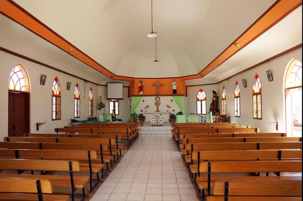 Intérieur de l'église saint-Louis-Gonzague, Takapoto