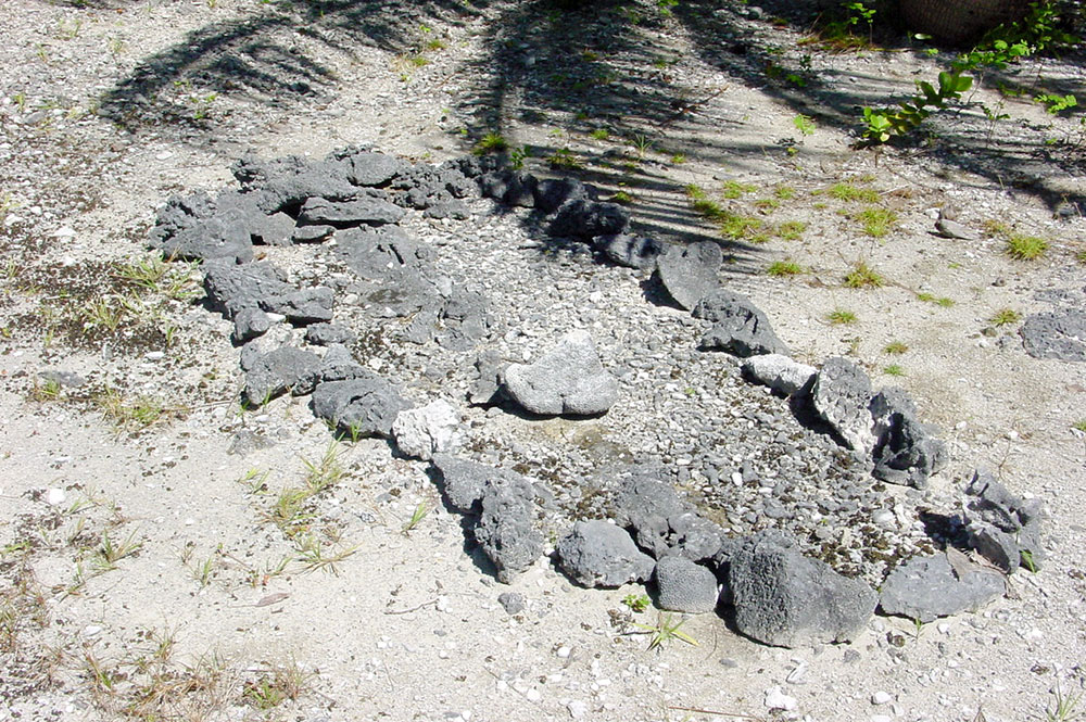 Tombe de Poe'ura à Tuherahera - Tikehau en 2001 © Tahiti Heritage