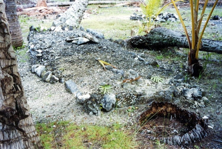 Tombe du roi géant de Hao en 1998 © Tahiti Heritage