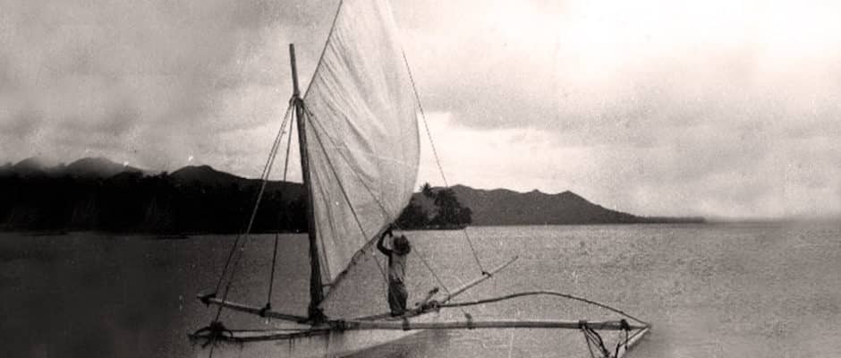 Légende du vieux Haauri. Pirogue à voile à Bora Bora en 1935. Photo Pierre Verger