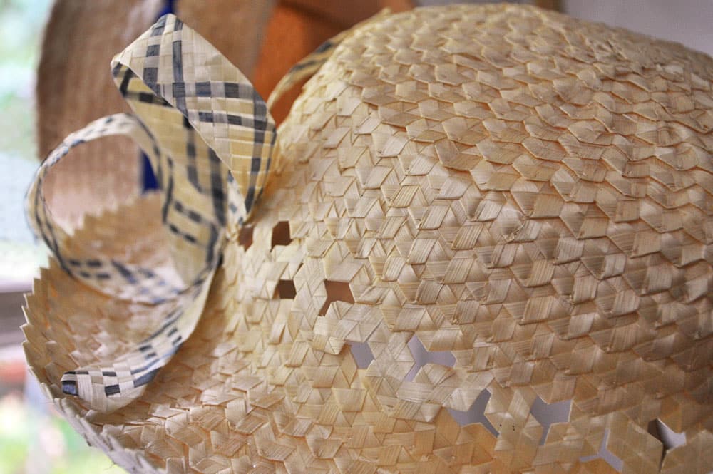 Chapeau de paille d'italie avec des fibres de chouchoute
