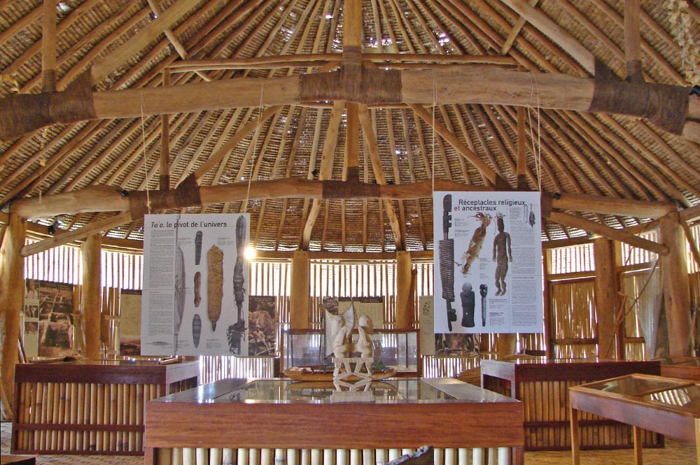 Intérieur du fare pote de Maeva, à Huahine